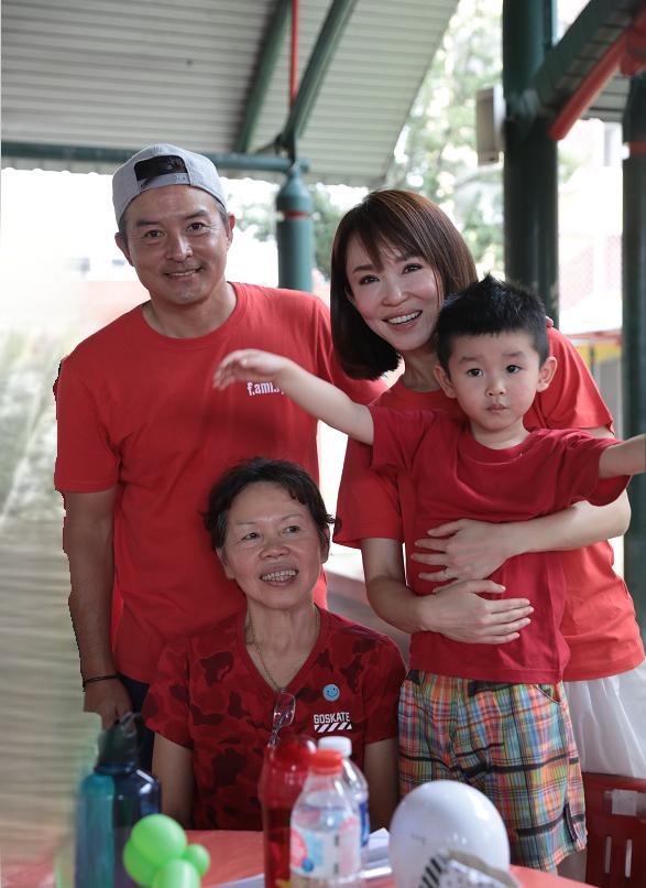 「小龍女」范文芳曬一家近照，48歲的她樂觀自在，優雅老去更從容