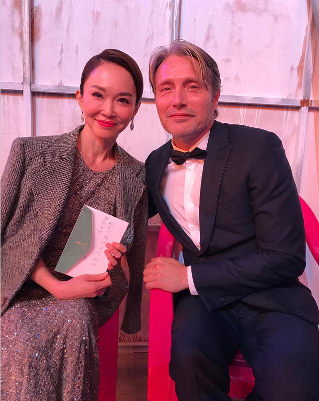 「小龍女」范文芳曬一家近照，48歲的她樂觀自在，優雅老去更從容