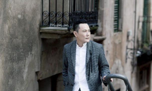 他是知名歌手也是億萬富豪，如今52歲仍單身一人，理由卻很狗血