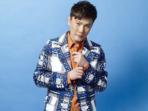 他是知名歌手也是億萬富豪，如今52歲仍單身一人，理由卻很狗血