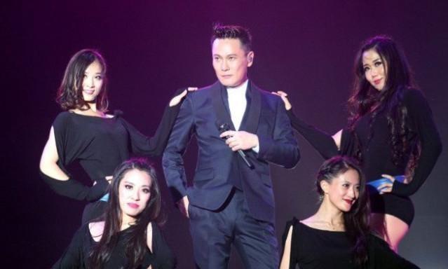 他是知名歌手也是億萬富豪，如今52歲仍單身一人，理由卻很狗血