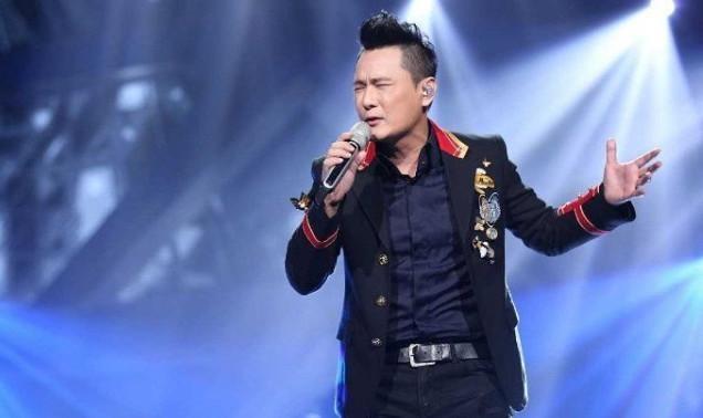 他是知名歌手也是億萬富豪，如今52歲仍單身一人，理由卻很狗血