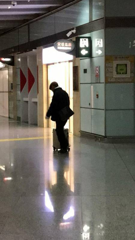 66歲李立群「半夜自己搭飛機」連助理都沒帶　他笑回「寧願一個人」賺越多越孤獨