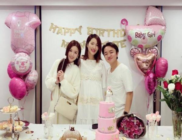 李亞男曬1個月大女兒吃奶嘴照，小傢伙鼻子比王祖藍還大！