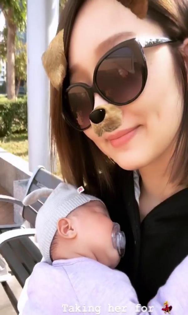 李亞男曬1個月大女兒吃奶嘴照，小傢伙鼻子比王祖藍還大！