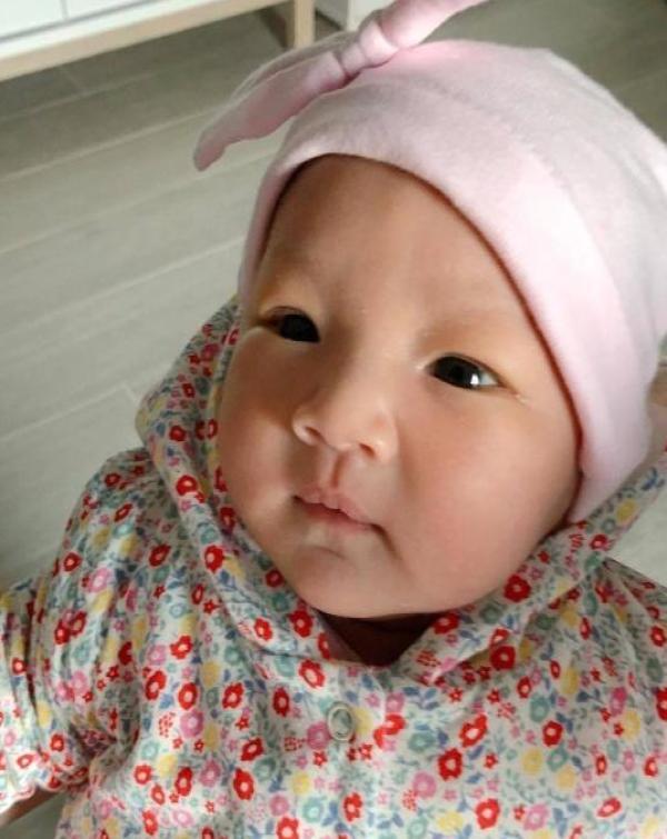 李亞男曬1個月大女兒吃奶嘴照，小傢伙鼻子比王祖藍還大！