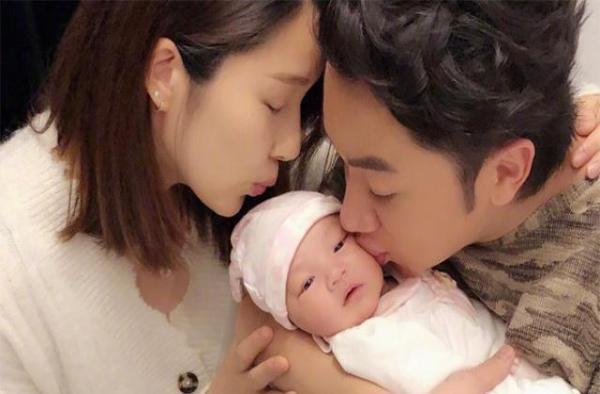 李亞男曬1個月大女兒吃奶嘴照，小傢伙鼻子比王祖藍還大！