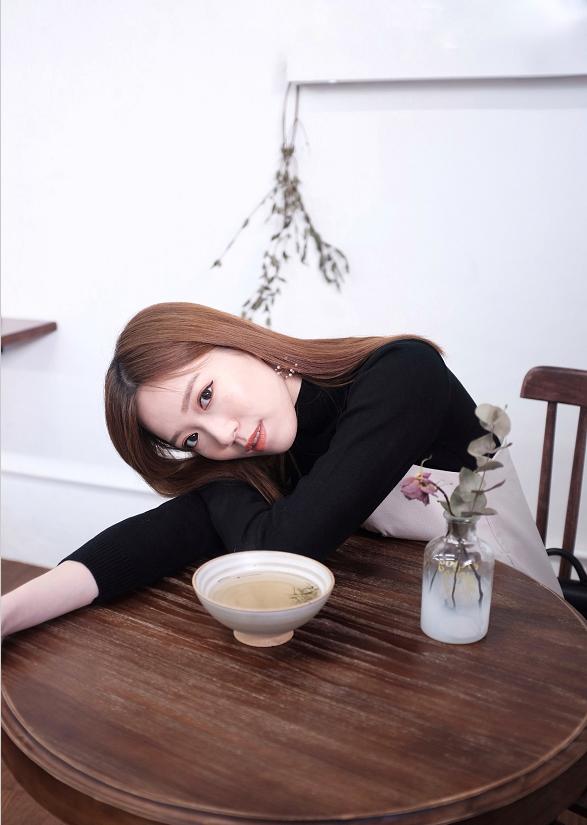 黃日華獨女近照曝光！28歲的她被寵成千金，同父親亮相驚艷眾人！