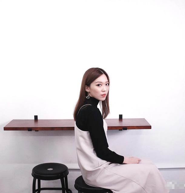 黃日華獨女近照曝光！28歲的她被寵成千金，同父親亮相驚艷眾人！