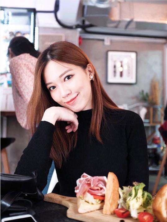 黃日華獨女近照曝光！28歲的她被寵成千金，同父親亮相驚艷眾人！