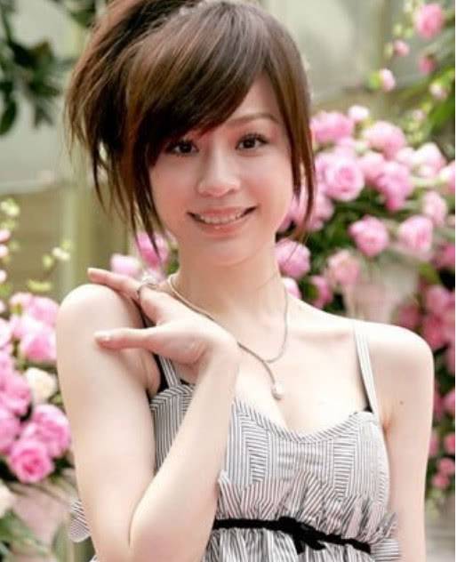 「甜蜜教主」王心凌曬近照，網友又認不出了：劉嘉玲和蔡明的結合體？
