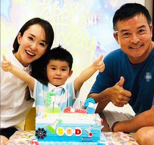 李銘順和兒子探班范文芳，zed緊緊抱著媽媽，洋溢著幸福的微笑