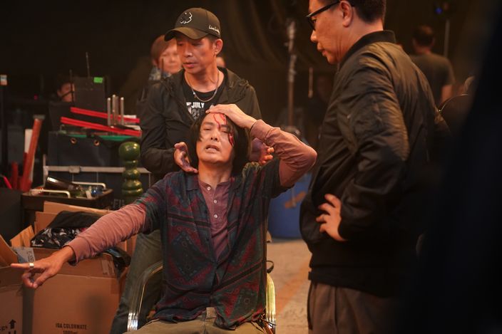 【片場驚爆見紅!!】周潤發63歲拍戲博曬老命, 被打到頭破血流還繼續拍到導演說停！網友: 敬業到~
