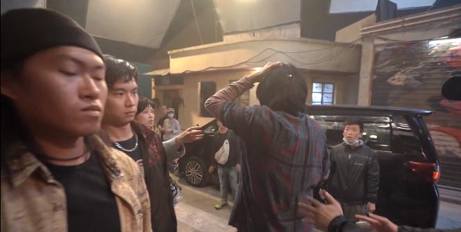 【片場驚爆見紅!!】周潤發63歲拍戲博曬老命, 被打到頭破血流還繼續拍到導演說停！網友: 敬業到~