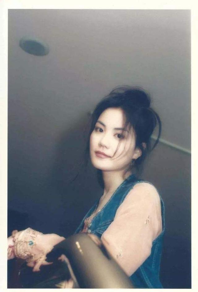 王菲與張柏芝人氣差距太大，一個出門無人理會，另一個場面太龐大！