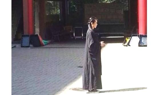 王祖賢悄然現身長春禮佛，52歲聶小倩無緣婚姻終選擇皈依佛門！