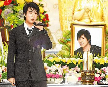 他曾是帥氣的民歌王子，過世前卻成了不能笑、不能生氣的「玻璃人」，妻子哀慟說：我這一生…