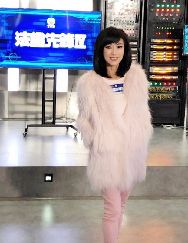 64歲米雪新髮型氣場全開，只是剪個「波波頭」，瞬間減齡20歲，氣場全開，盡顯女人氣質