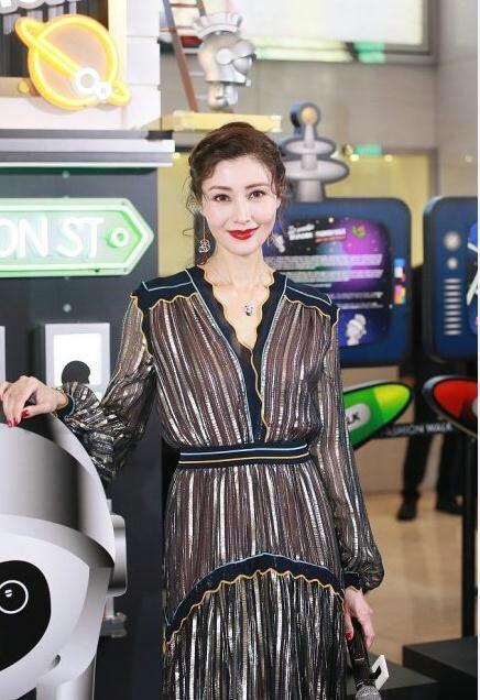 48歲李嘉欣臉部凹陷變多邊形，最美港姐成過去式，網友：嚇人