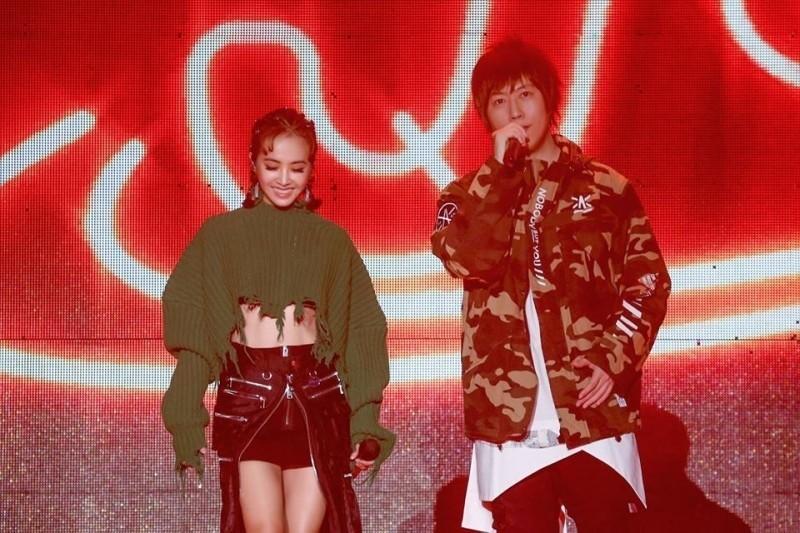 抓包！Jolin曬電眼自拍 阿信曖昧獻吻