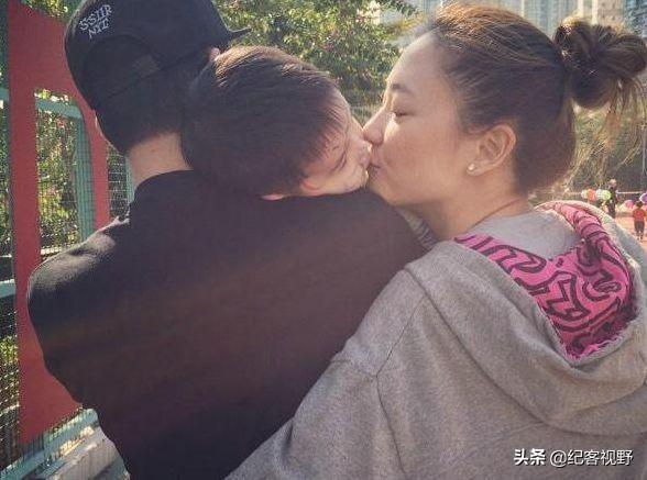 陳小春坦言10年沒換過車，看到他的座駕後，網友表示：再等10年吧