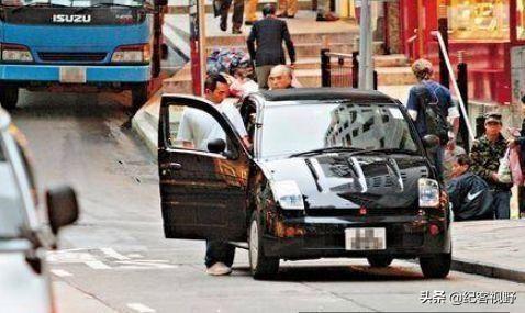陳小春坦言10年沒換過車，看到他的座駕後，網友表示：再等10年吧