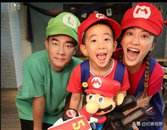 陳小春坦言10年沒換過車，看到他的座駕後，網友表示：再等10年吧