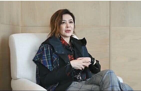 關之琳逛街被粉絲偶遇合照，大美人生圖顏值堪憂