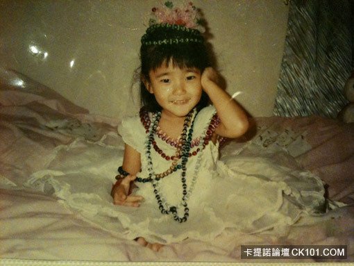  天啊！沒整形才怪！「郭雪芙」9年前出道舊照被翻出....稚嫩樣讓網友驚呼：跟現在差超多！讓人不敢置信....