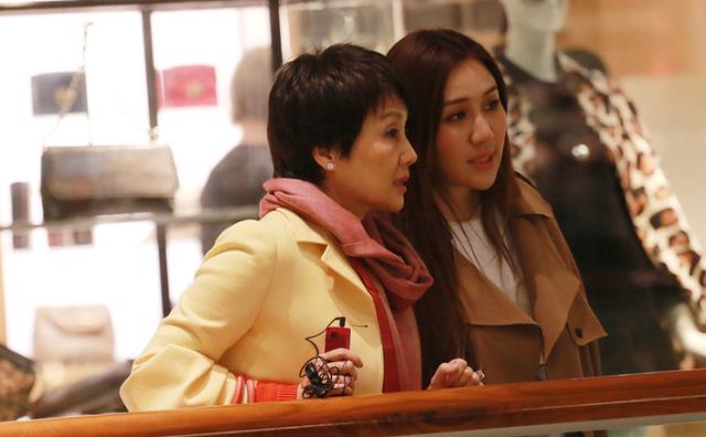 賭王女兒戀情曝光5個月，身材發福，小腹隆起，難道懷孕了？
