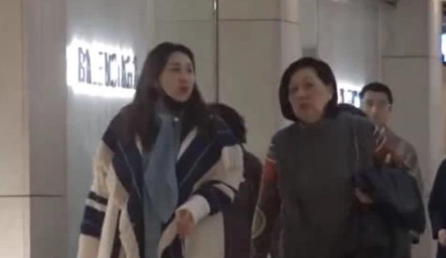 賭王女兒戀情曝光5個月，身材發福，小腹隆起，難道懷孕了？
