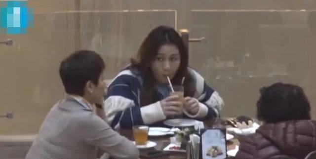 賭王女兒戀情曝光5個月，身材發福，小腹隆起，難道懷孕了？