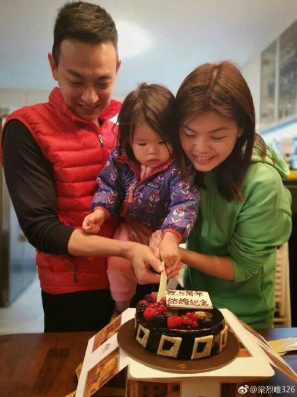 妻子不漂亮他卻寵了16年！曾是一線明星，為成名而改名