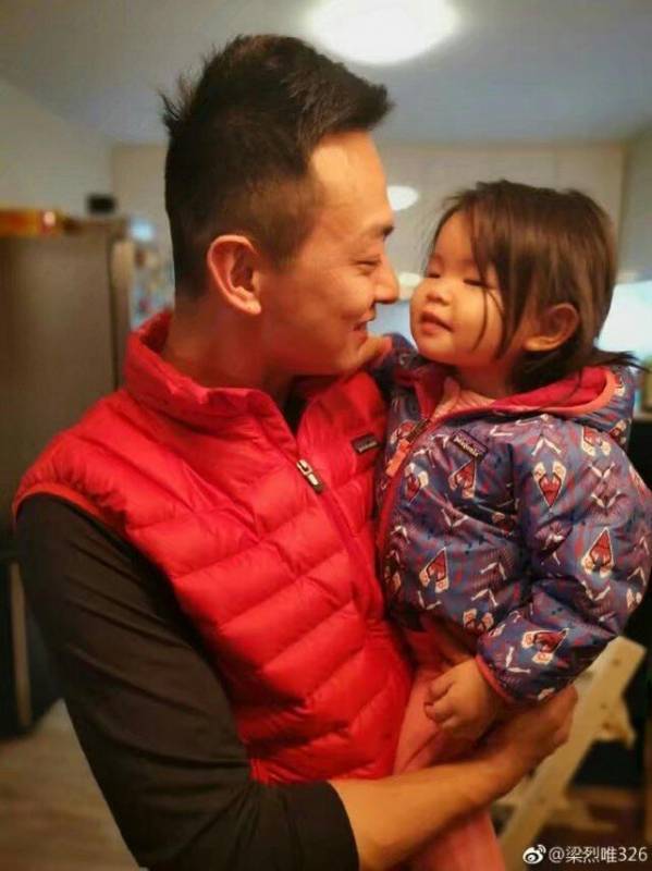 妻子不漂亮他卻寵了16年！曾是一線明星，為成名而改名
