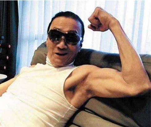 67歲洪金寶和「肥貓」狀態不如72歲鄭少秋，但83歲的他才最硬朗