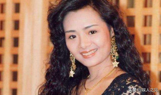 53歲葉子楣近照，男友心臟病發離世，留下無兒無女的她靠養狗度日