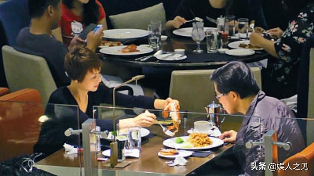 53歲葉子楣近照，男友心臟病發離世，留下無兒無女的她靠養狗度日