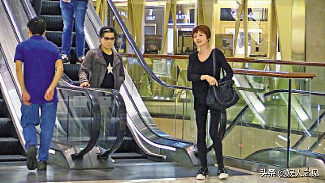 53歲葉子楣近照，男友心臟病發離世，留下無兒無女的她靠養狗度日