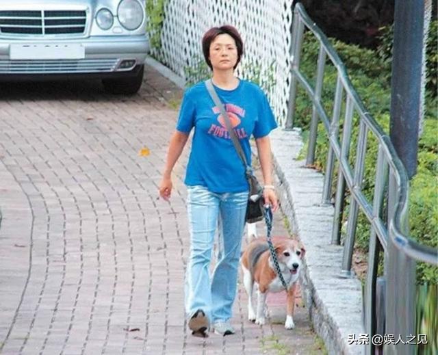 53歲葉子楣近照，男友心臟病發離世，留下無兒無女的她靠養狗度日