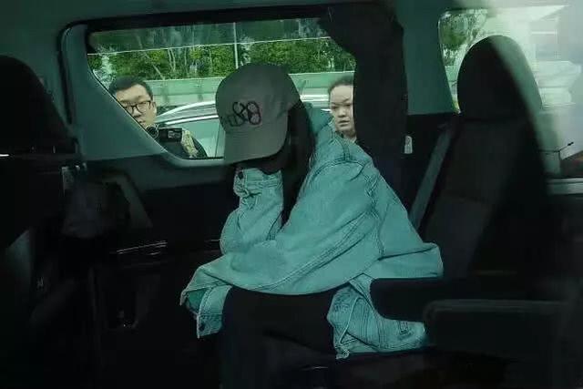 楊冪一周內二次抵港太不尋常，港媒曝她欲爭女兒撫養權！