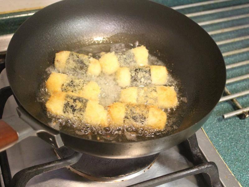 老媽用馬鈴薯做小零食，一 口下去香酥甜脆，小姪女吃後不願意回家！