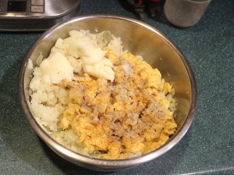 老媽用馬鈴薯做小零食，一 口下去香酥甜脆，小姪女吃後不願意回家！