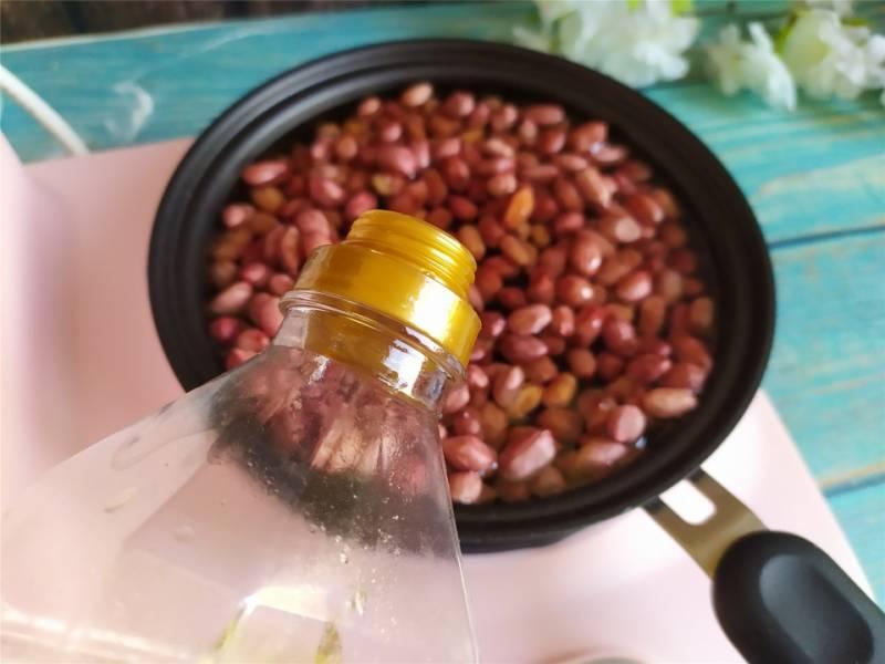 炸花生米時，直接炸就大錯特錯，多了這一步，花生放三天都嘎嘣脆