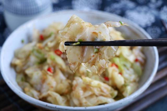 喜歡包菜的要收藏 撕一撕拌一拌 香辣爽脆 比大魚大肉都過癮