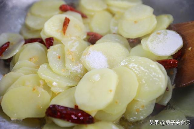 土豆片的又一經典做法，步驟詳細，3分鐘學會，值得收藏