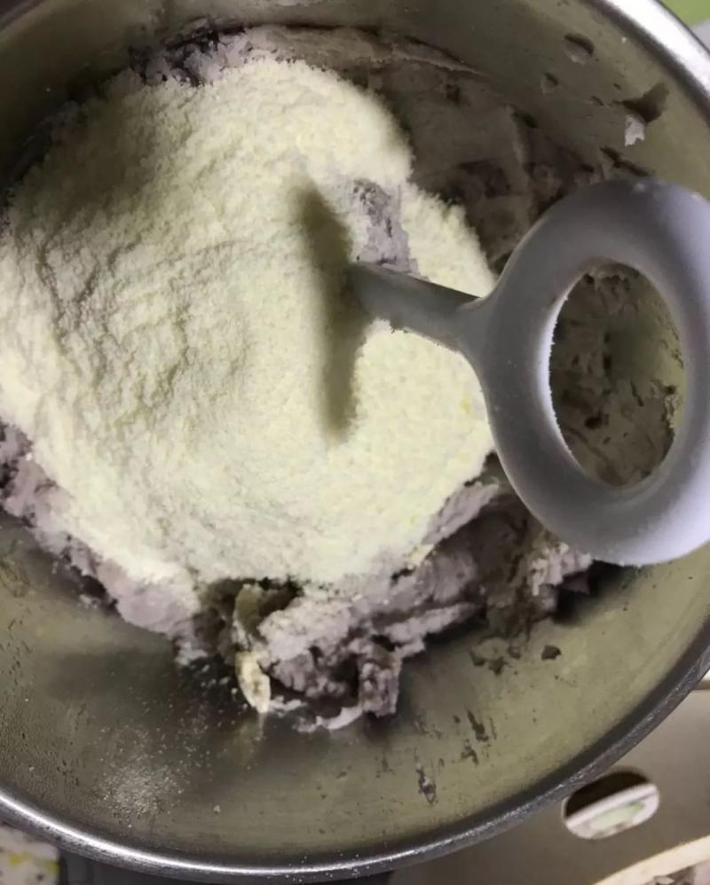 好特別的夾心芋頭奶油蛋糕，甜而不膩~