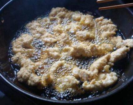 賣了20年酥肉的大叔：炸酥肉時，記住這「3點」，學會你也可以是專家