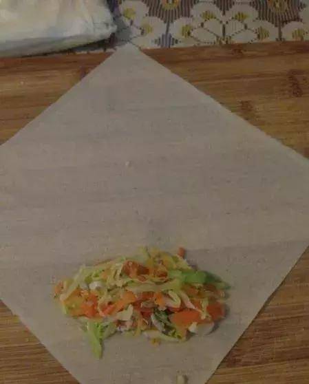 周末在家給孩子做一些春卷美食 香脆美味