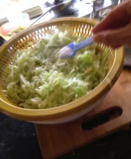 周末在家給孩子做一些春卷美食 香脆美味