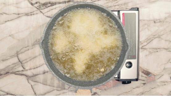 教你做香脆可口的脆皮雞翅，味道香酥可口！